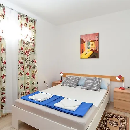 Apartman With Parking Space Stinjan, - 20816 *