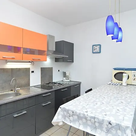 Apartman With Parking Space Stinjan, - 20816 *